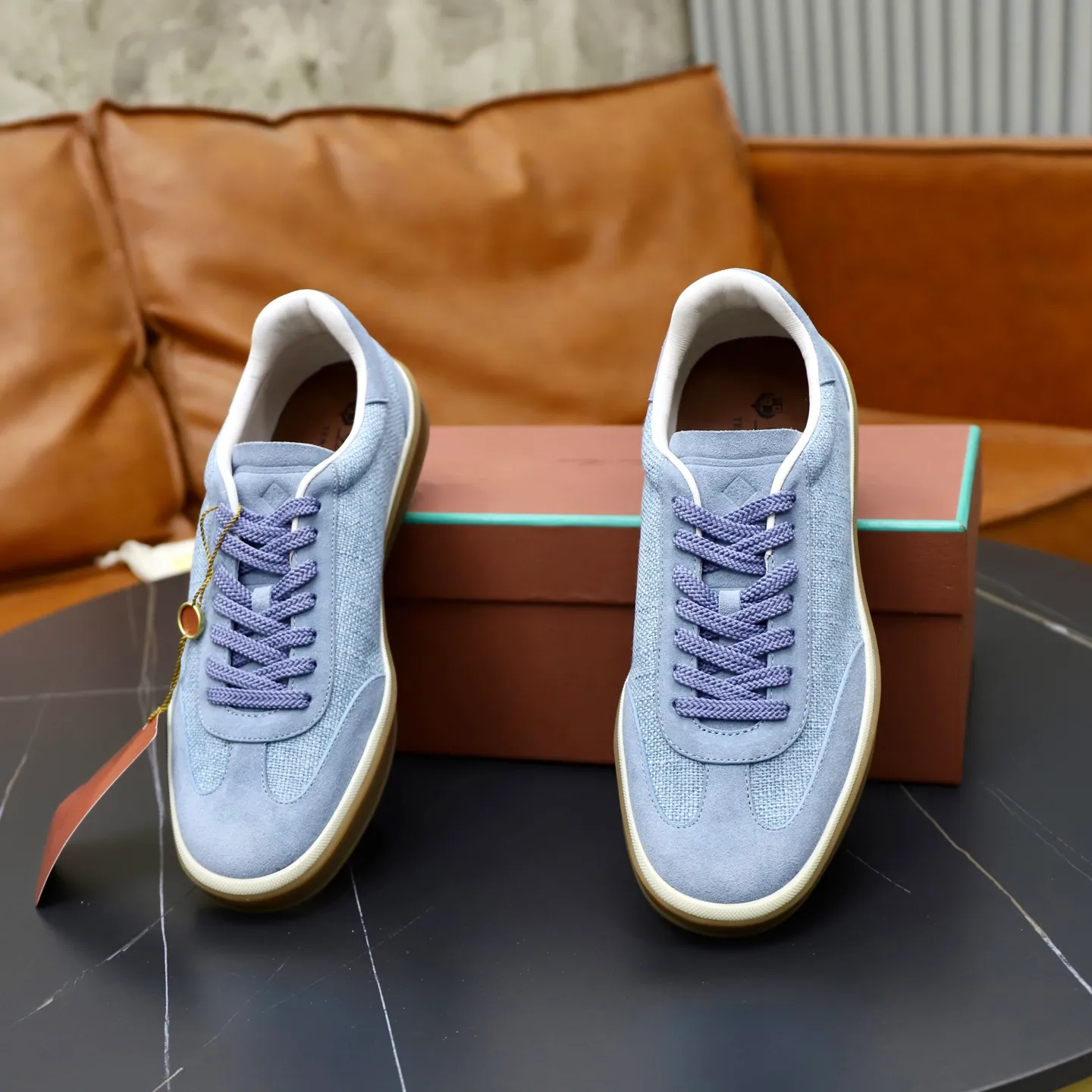 Ex-factory price: 540💰Loro Riana men’s moral training sneakers! Made from high-quality materials and designed in a low-cut silhouette, it offers an elegant and stylish look that's suitable for year-round wear. The unique double-layer sole aesthetic design, caramel cup-shaped outsole is decorated with off-white rubber trim, creating an attractive color combination. Pair with tailored pieces or jeans for a sophisticated yet casual look. The heel is decorated with soft cow leather tongue with Kummel color inserts and cotton laces with embossed LP logo. Upper: cow split suede stitching knitted fabric. Lining: original thickened soft sheepskin. Size: 38-39-40-41-42-43-44 (customized in 45.46)